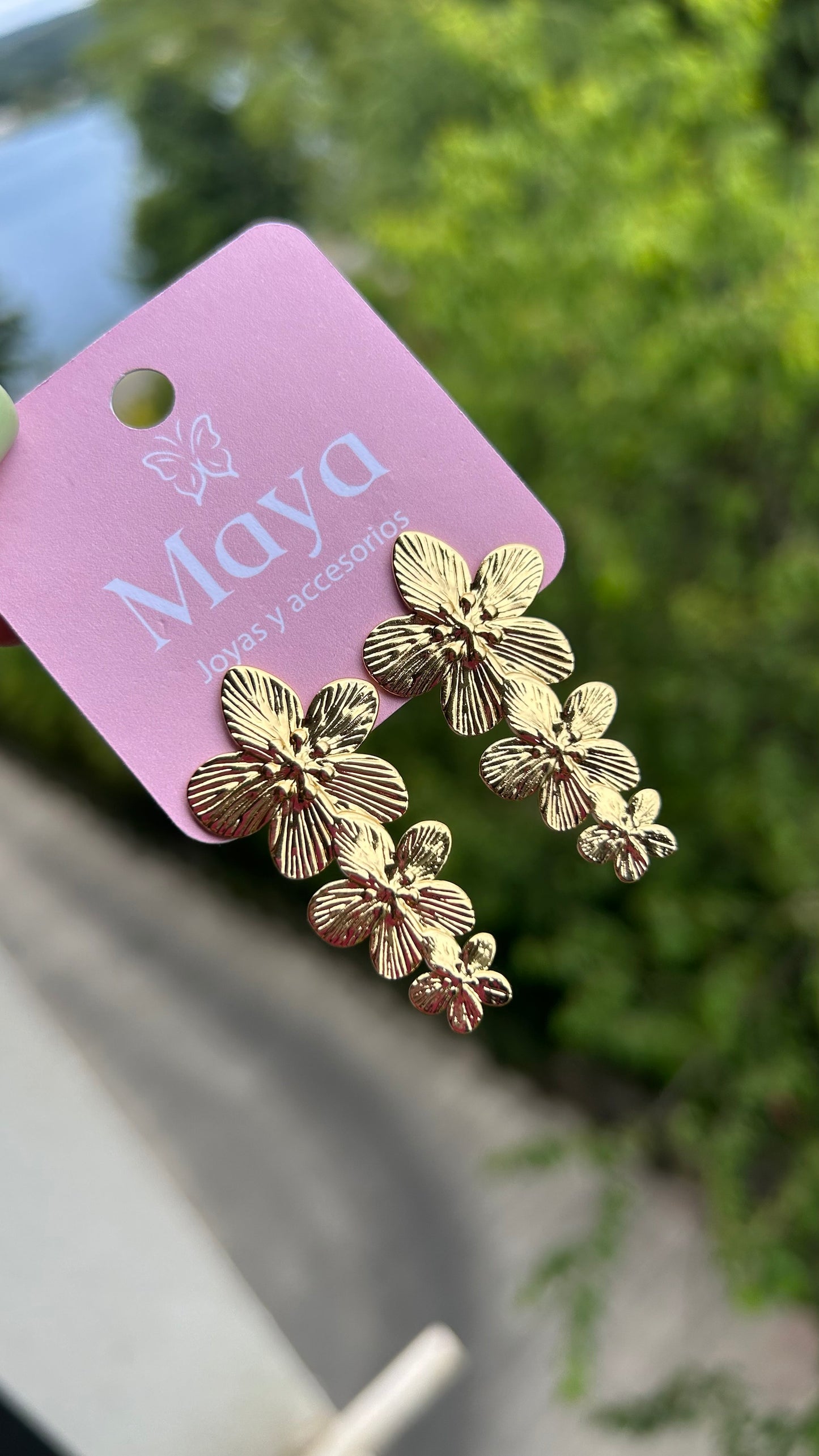 Aros flor triple dorada