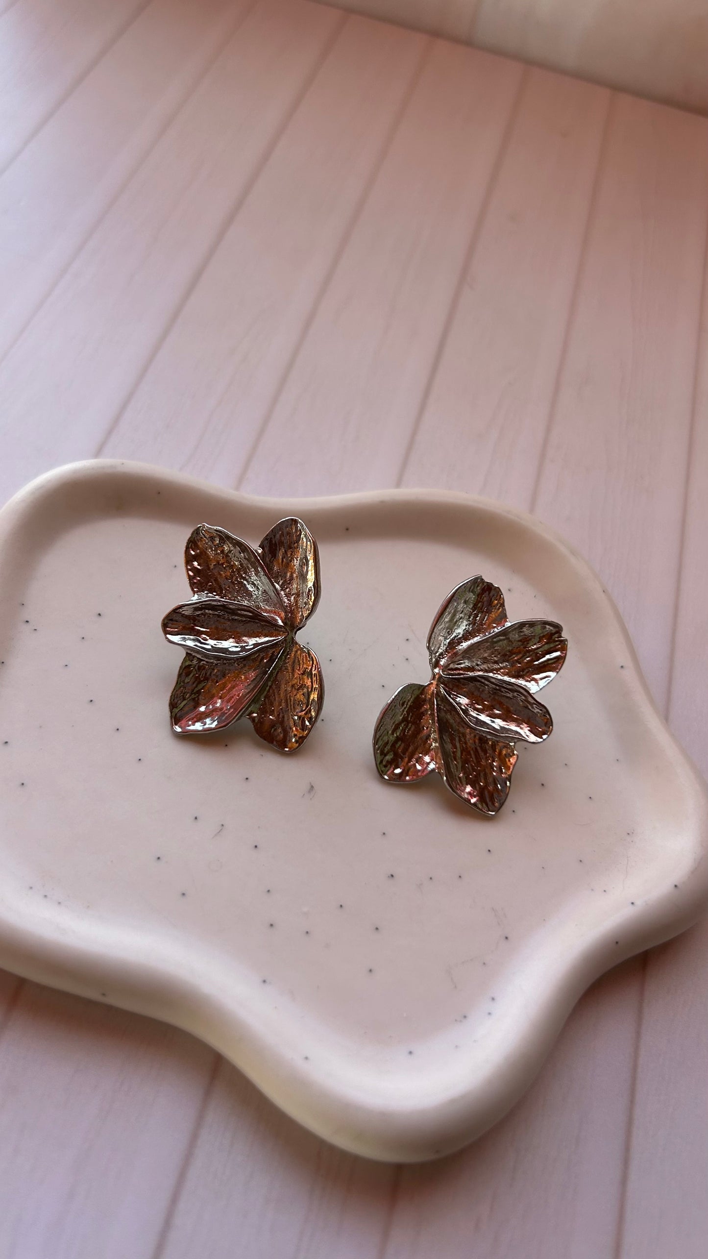 Aros semi flor plateado