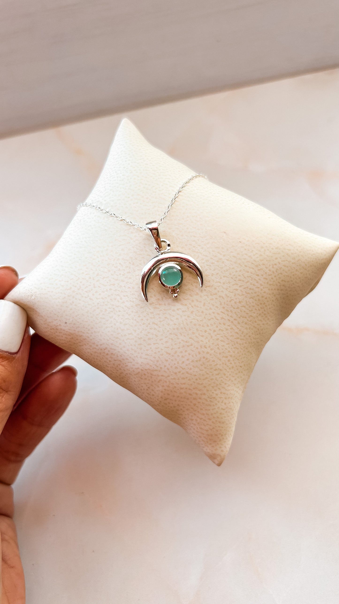 Collar media luna invertida