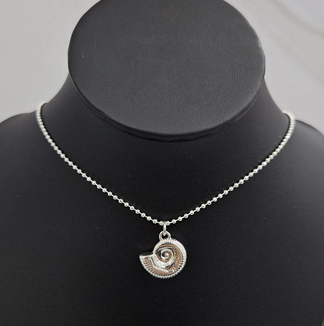 Collar caracola en plateado