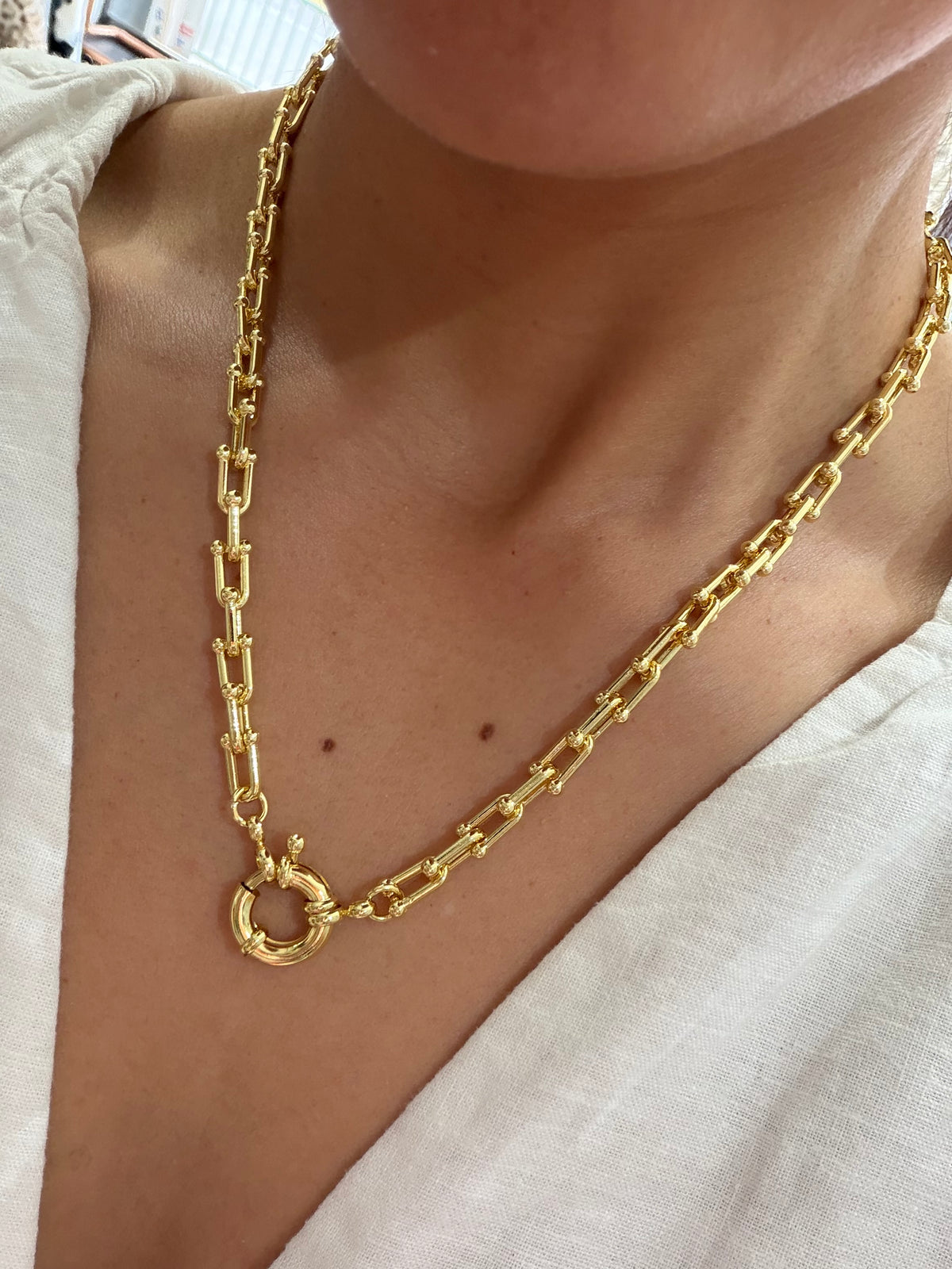 Collar broche timón dorado