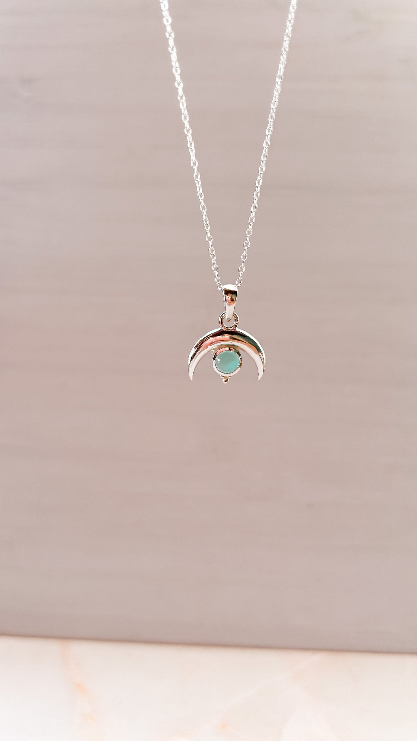 Collar media luna invertida